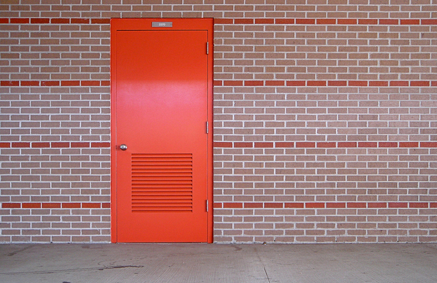 oranžové dveře