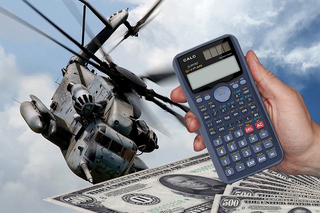 výdaje – kalkulačka, bankovky, vrtulník