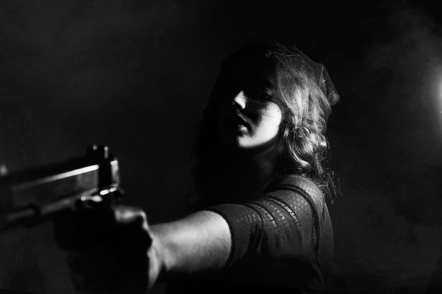 pistole - žena